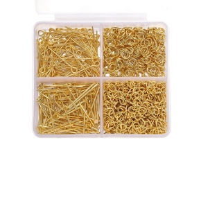 Kit de accesorios dorados para joyería DIY con alfileres y anillos en caja de 4 celdas