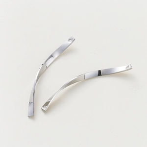 Macro-opname van zilveren gedraaide metalen staven voor het maken van DIY-sieraden en oorbellen