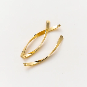 Detailopname van gepolijste 18K vergulde gedraaide staaf voor DIY-sieraden en oorbellen