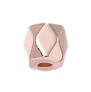 Vista macro di perle distanziatrici CCB oro rosa con design geometrico a rombo sfaccettato
