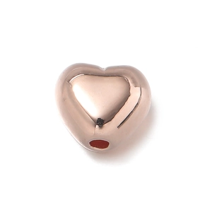 Dettaglio di perline distanziatrici a cuore oro rosa con finitura metallica lucida