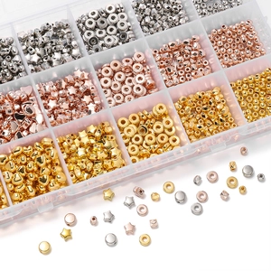 Dettaglio del set di 18 griglie di perle CCB con stelle, cuori e distanziatori oro e argento