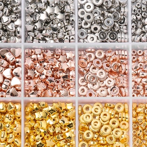 Dettaglio del set di perline in 18 griglie con stelle e cuori in oro e argento