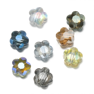 Detalle de ocho cuentas de flores de cristal facetado para la creación de joyas DIY