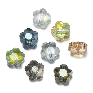 Primer plano de cuentas de cristal tallado en forma de flor para bisutería artesanal