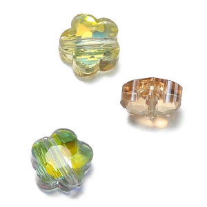 Detalle macro de cuentas de flores de cristal facetado en amarillo y ámbar para joyería DIY