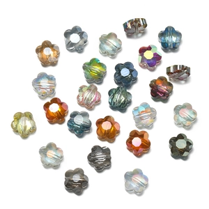 Vista macro de cuentas de flores de cristal facetado multicolor para joyas DIY