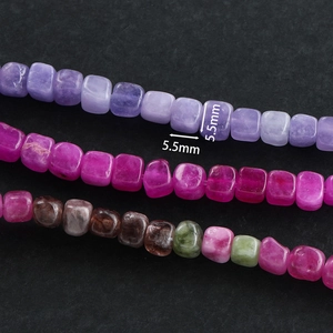 Detalle de cuentas cuadradas de piedra natural de 5,5mm para la creación de joyas DIY