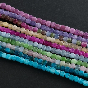 Primer plano de cuentas cuadradas de piedra natural de 5,5 mm en varios colores