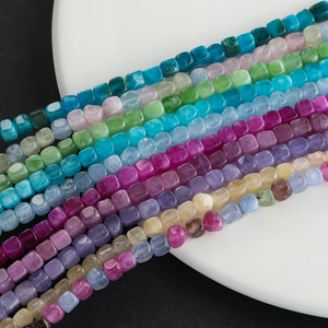 Primer plano de cuentas cuadradas de piedra natural colorida para crear joyas de bricolaje