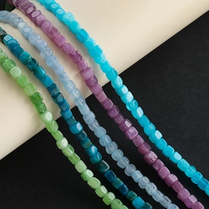 Vista macro de cuentas cúbicas de 5,5 mm de ágata multicolor y aguamarina para joyería DIY