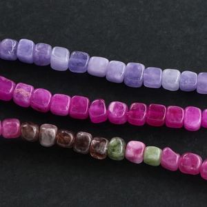 Detalle de cuentas cuadradas de piedra natural en púrpura y rosa para joyería DIY