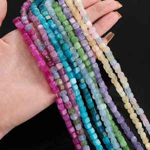 Primer plano de cuentas cuadradas de piedra natural de 5,5mm para joyería artesanal