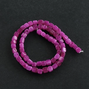 Vista macro de cuentas de ágata cuadrada rosa de 5,5 mm para creación de joyas DIY
