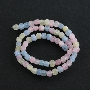 Primer plano de cuentas cúbicas de ágata y cuarzo de colores para crear joyería DIY