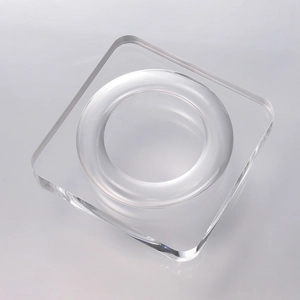 Makroaufnahme der klaren Acryl-Designplatte mit runder Nut für die Schmuckgestaltung