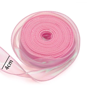 Detail van 4cm iriserend roze organza lint voor het maken van DIY strikken
