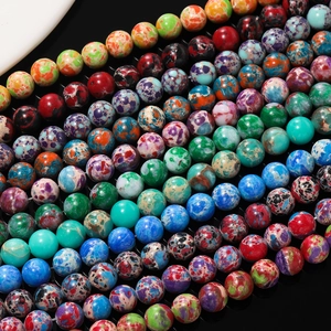 Nahaufnahme bunter Kaiserstein Perlen für DIY handgemachten Schmuck und Basteln