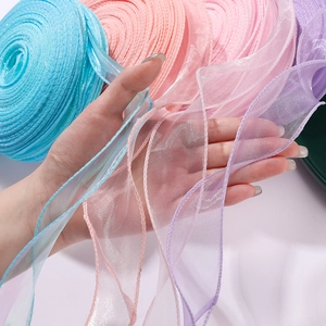 Detail van transparant organzalint met fijne randstiksels voor DIY cadeauverpakkingen