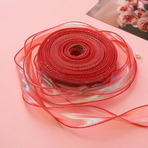Detail van rood iriserend organzalint met metallic randen voor cadeauverpakkingen