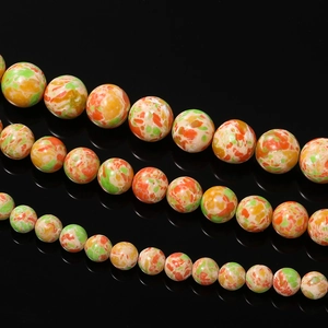 Nahaufnahme der orange-grün gefleckten Imperial Jaspis Rundperlen für DIY-Schmuck
