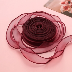 Macro-opname van 4cm breed bordeaux organzalint voor DIY-strikken en cadeauverpakkingen