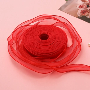 Macro-detail van rood chiffon lint voor cadeauverpakking en het maken van DIY-strikken