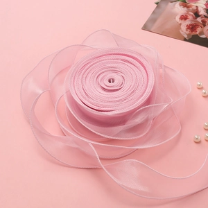 Detailopname van roze organza lint met golvende randen voor DIY-handwerkprojecten