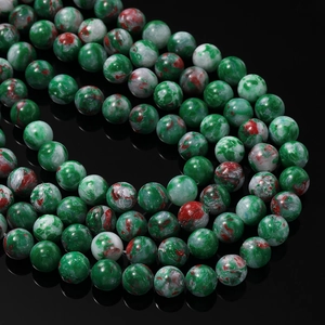 Detail von polierten roten und grünen kaiserlichen Jaspisperlen für DIY-Schmuck