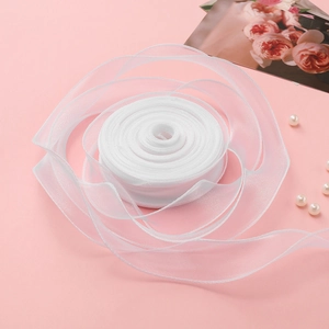 Macro-opname van wit doorschijnend organzalint op roze achtergrond met luxe parelaccenten