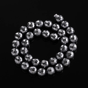 Detailansicht dunkelgrauer facettierter Glas-Imitationsperlen für Schmuck