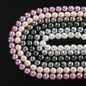 Makroaufnahme von facettierten Perlen in Lila und Champagner in einer Spirale