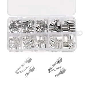 Macro-opname van DIY-sieradenset met karabijnsluitingen en eindkapjes in opbergdoos