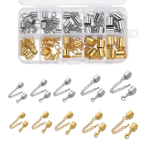 Macro-opname van goud en zilver DIY-sieradensets met kreeftensluitingen en eindkappen in doos