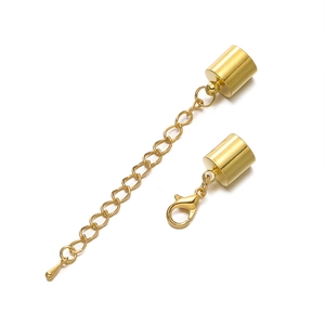 Macro-opname van gouden karabijnsluiting set met eindkapjes en verlengketting