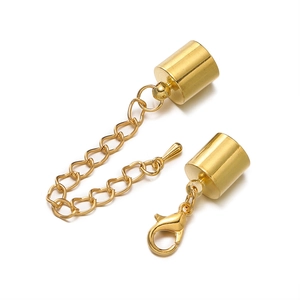 Gedetailleerd zicht op vergulde karabijnsluiting set met koorduiteinden voor DIY sieraden