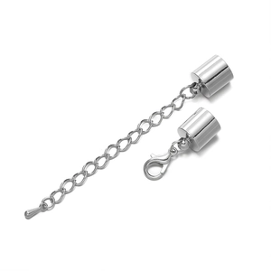 Macro-opname van zilveren karabijnsluiting set met eindkapjes en verlengketting voor DIY