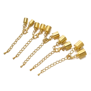 Detailopname van gouden sieradenset met kreeftsluitingen en koorduiteinden voor DIY