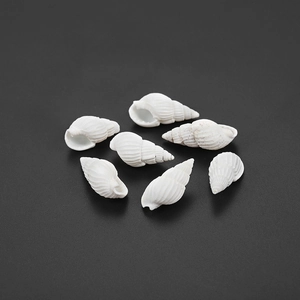 Siete conchas espirales blancas sobre fondo negro para decoración de acuarios y DIY