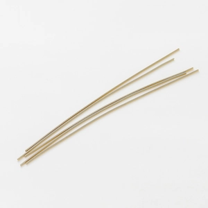 Primer plano de tubos de resorte chapados en oro de 18K para joyería y cuentas DIY
