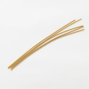Primer plano de hilos de resorte bañados en oro 18K para joyería y bordado DIY