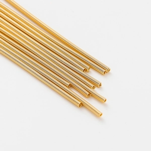 Vista macro de alambre de resorte chapado en oro 18K para creación de joyas DIY