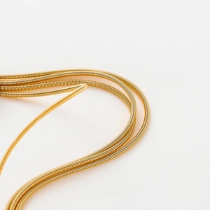 Vista macro de cable de resorte flexible chapado en oro de 18K para joyería artesanal DIY