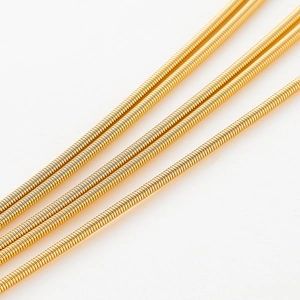 Vista macro de cuatro cadenas de serpiente chapadas en oro de 18K para joyería artesanal