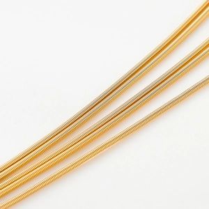 Vista macro de tubos flexibles de resorte chapados en oro 18K para crear joyería DIY