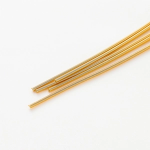 Primer plano de hilo de resorte bañado en oro 18K para joyería DIY y accesorios