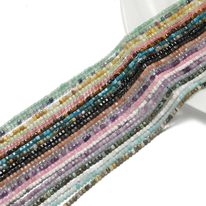 Dettaglio macro di perline a cubo da 3mm in pietra naturale sfaccettata multicolore