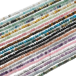 Dettaglio macro di perline quadrate sfaccettate in pietra naturale da 3mm multicolore