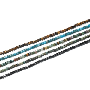 Dettaglio di perle quadrate sfaccettate in pietra naturale da 3mm in vari colori