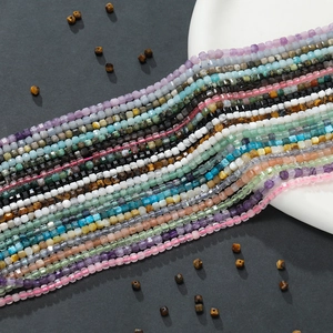 Dettaglio di perline a cubo sfaccettate da 3mm in varie pietre naturali per gioielli fai-da-te